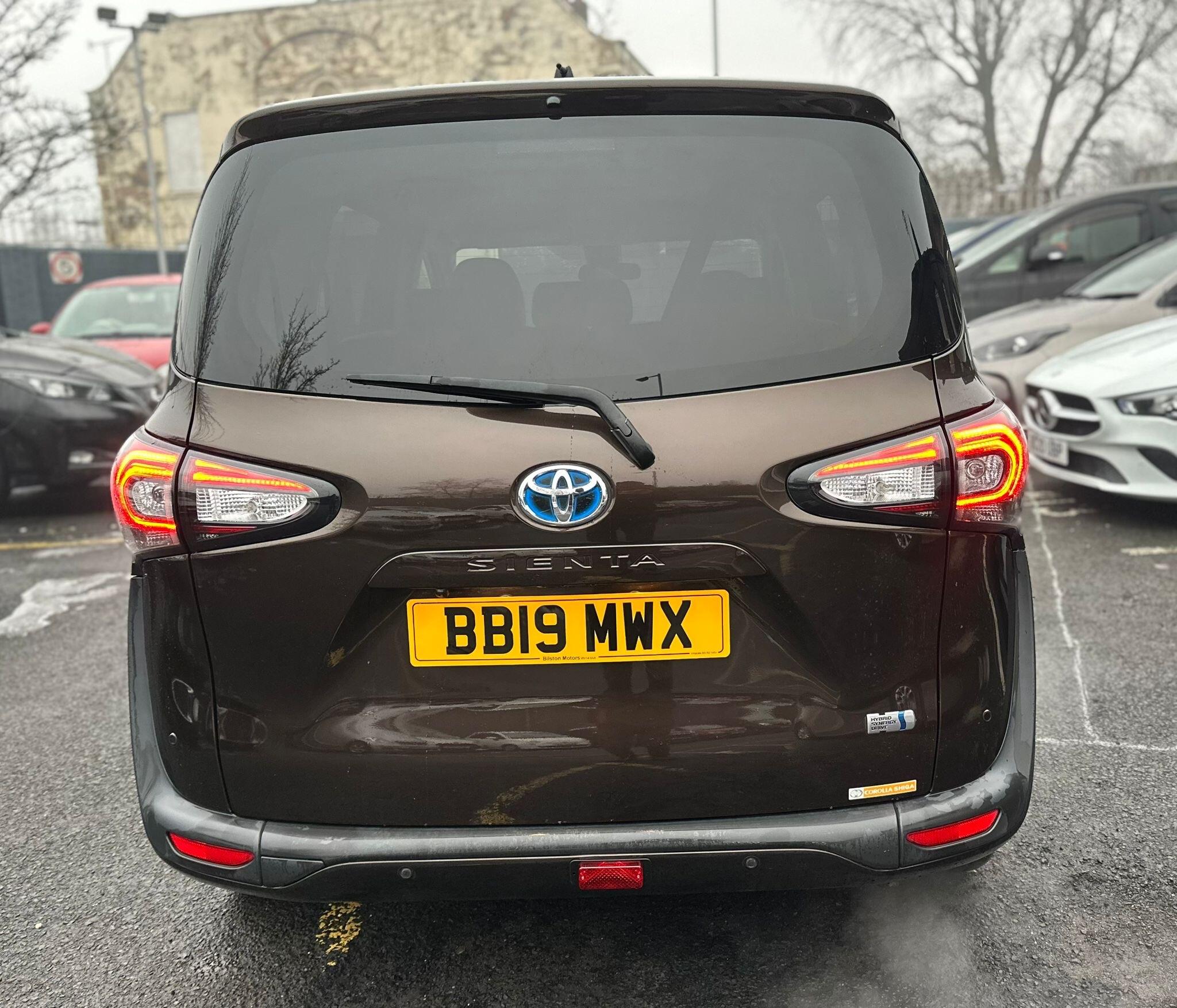Toyota Sienta - 1.5 Hybrid 7 Seats VVhT CVT Image